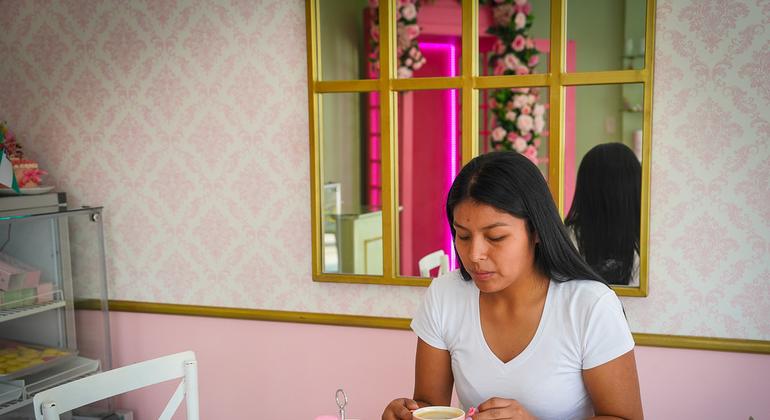 Кофе и десерты в кондитерской. 